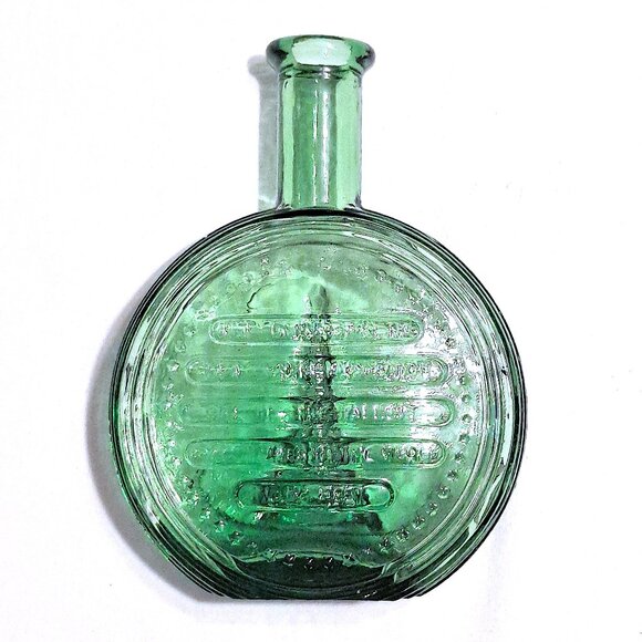 Vintage Green Glass Eiffel Tower Decanter – Made in Italy - Picture 2 of 10